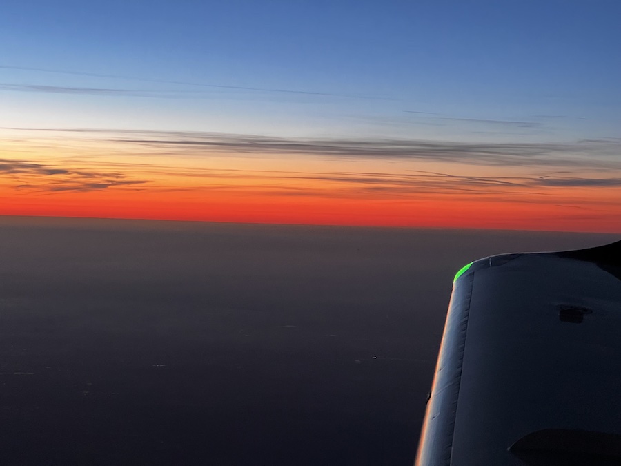 Flug in den Sonnenuntergang